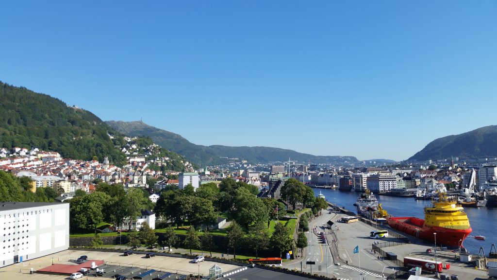 Vista di Bergen dal ponte della nave. La Fortezza di Bergenhus è appena fuori dall'area portuale