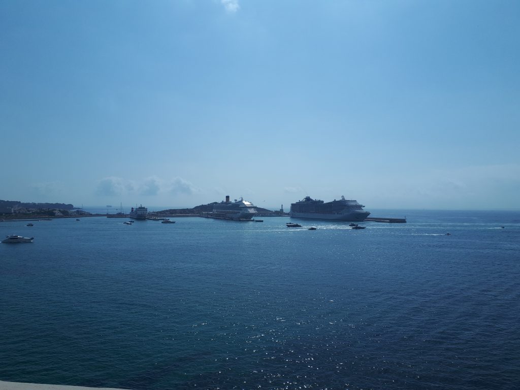 Vista panoramica del porto di Ibiza dalla cima di Dalt Vila durante una giornata di crociera