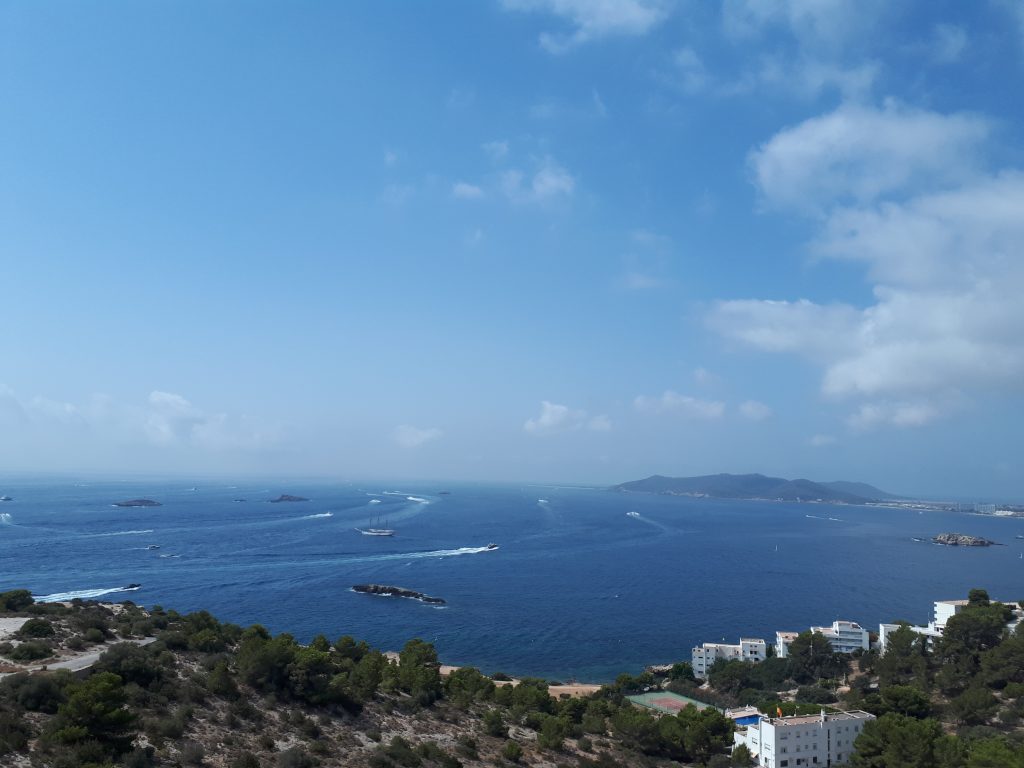 Formentera vista in lontananza dalla cima di Dalt Vila a Ibiza