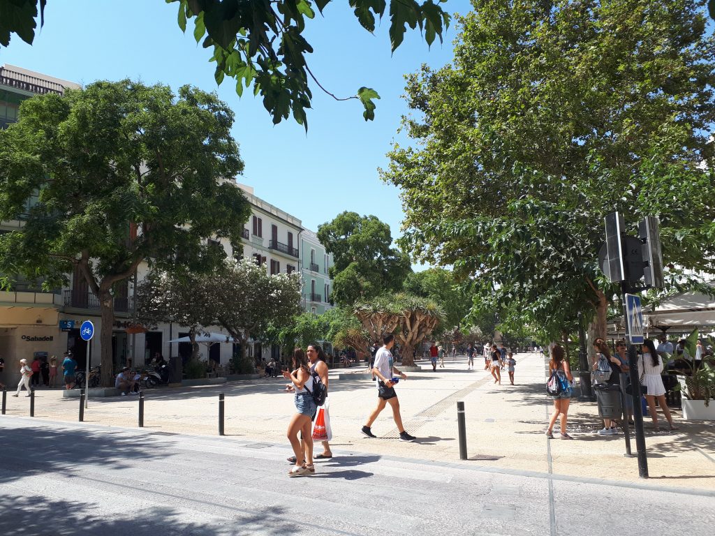 Piazza centrale di Eivissa con caffè e palazzi storici vicino al porto di Ibiza