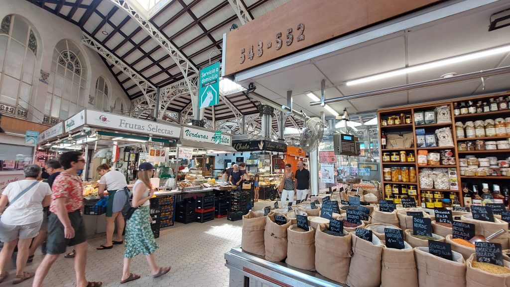 Interno del Mercado Central di Valencia con banchi di prodotti locali durante uno scalo in crociera