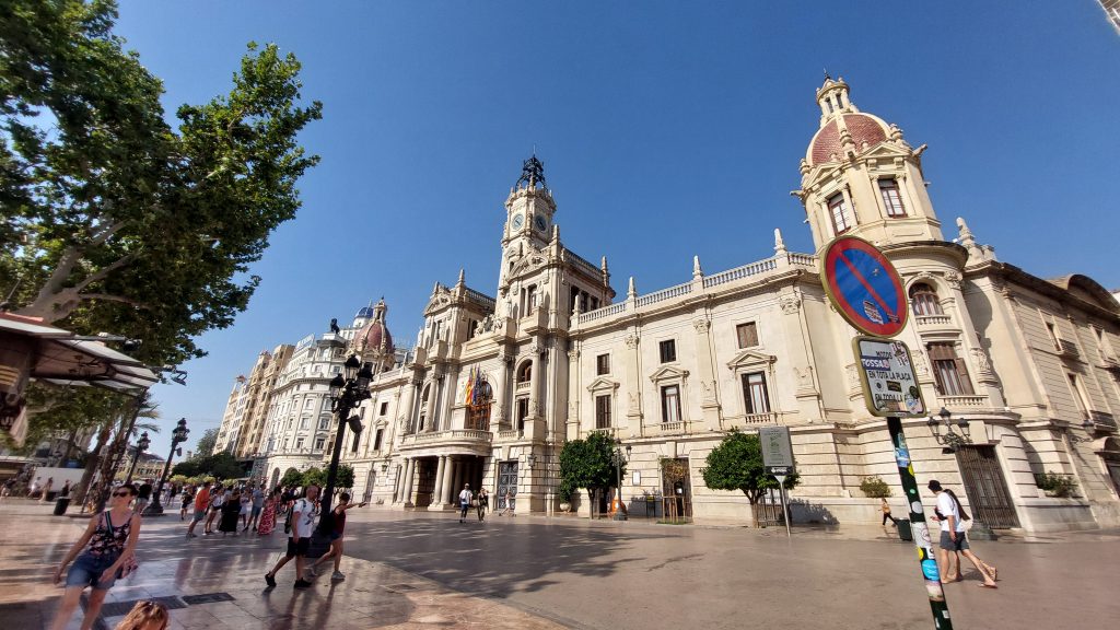 Plaza del Ayuntamiento a Valencia vicino al centro storico visitabile dal porto crociere