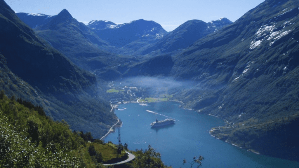Geiranger da Oernesvingen