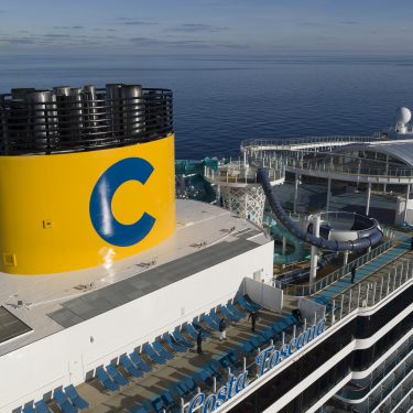 Fumaiolo della nave e ponte superiore di Costa Toscana di Costa Crociere