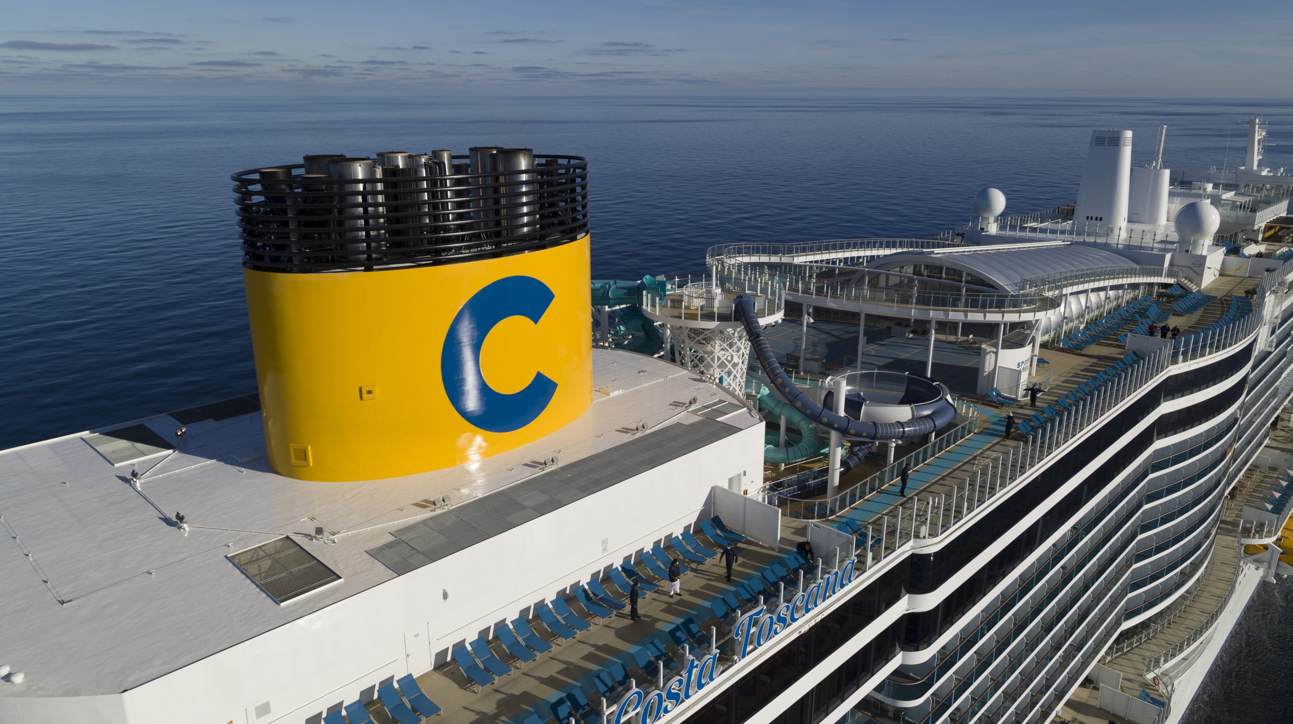 Fumaiolo della nave e ponte superiore di Costa Toscana di Costa Crociere