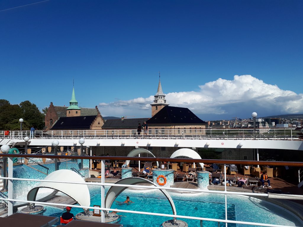 persone sul ponte di una nave da crociera