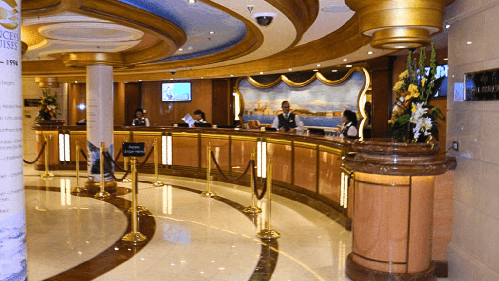 guest service desk nave da crociera per informazioni su mance e quota di servizio