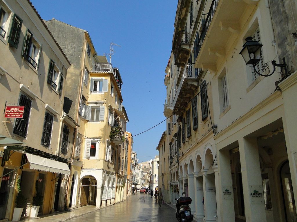 Il centro di Corfù - Image by <a href="https://pixabay.com/users/sonlandras-55757/?utm_source=link-attribution&utm_medium=referral&utm_campaign=image&utm_content=186036">sonlandras</a> from <a href="https://pixabay.com//?utm_source=link-attribution&utm_medium=referral&utm_campaign=image&utm_content=186036">Pixabay</a>