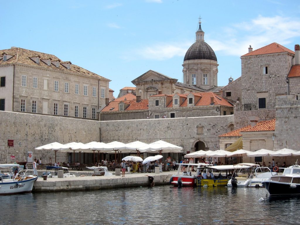 Dubrovnik - Foto di <a href="https://pixabay.com/it/users/benj500-6013781/?utm_source=link-attribution&utm_medium=referral&utm_campaign=image&utm_content=2736045">benj500</a> da <a href="https://pixabay.com/it//?utm_source=link-attribution&utm_medium=referral&utm_campaign=image&utm_content=2736045">Pixabay</a>