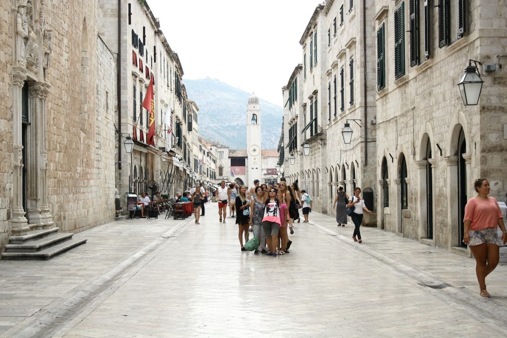 Stradun a Dubrovnik - Foto di <a href="https://pixabay.com/it/users/noramojas-7116064/?utm_source=link-attribution&utm_medium=referral&utm_campaign=image&utm_content=4846961">noramojas</a> da <a href="https://pixabay.com/it//?utm_source=link-attribution&utm_medium=referral&utm_campaign=image&utm_content=4846961">Pixabay</a>