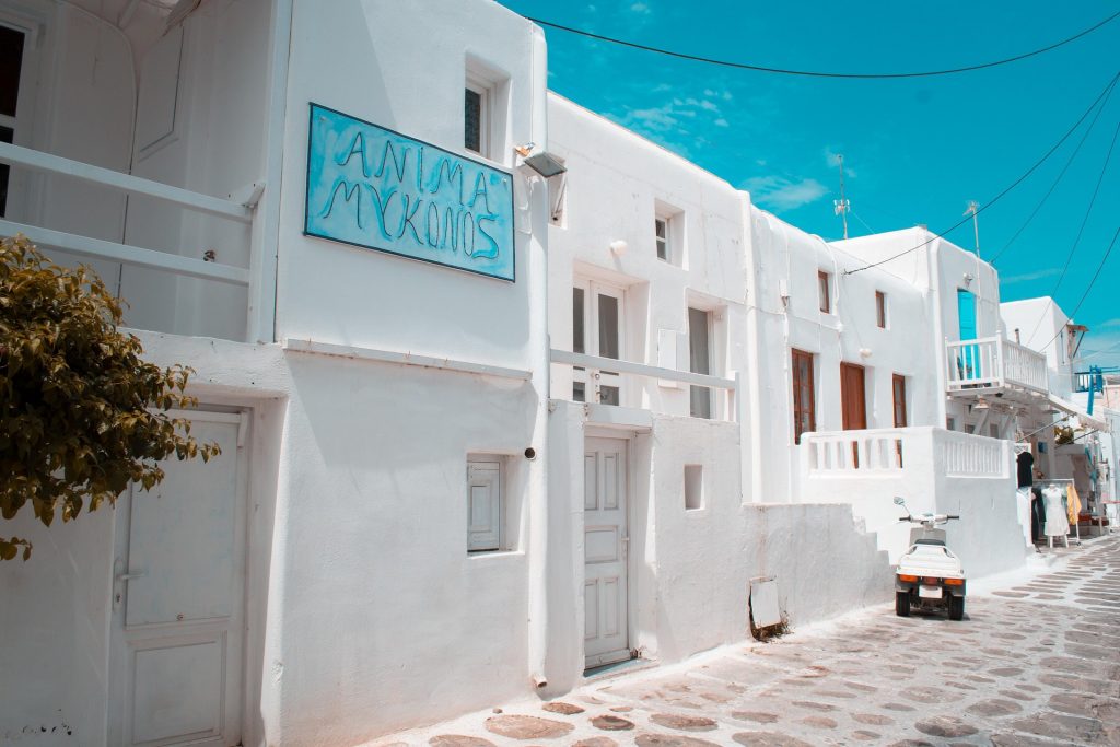 Case a Mykonos - Foto di <a href="https://pixabay.com/it/users/danielaelenatentis-2743349/?utm_source=link-attribution&utm_medium=referral&utm_campaign=image&utm_content=2470398">Daniela Elena Tentis</a> da <a href="https://pixabay.com/it//?utm_source=link-attribution&utm_medium=referral&utm_campaign=image&utm_content=2470398">Pixabay</a>