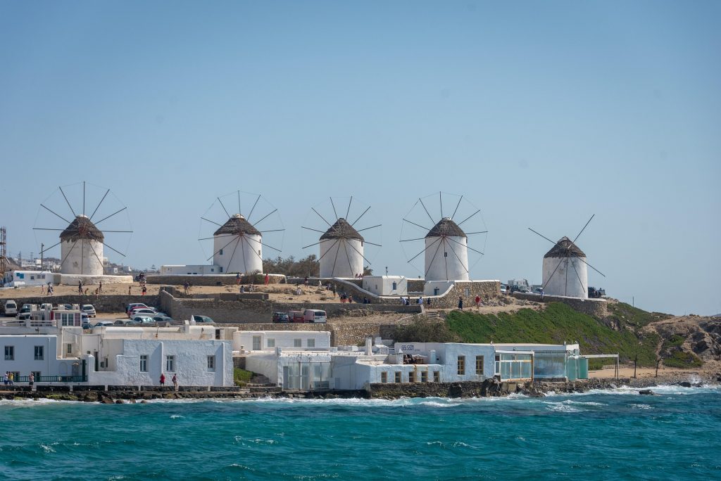 Mulini a vento a Mykonos - Foto di <a href="https://pixabay.com/it/users/spalla67-16041978/?utm_source=link-attribution&utm_medium=referral&utm_campaign=image&utm_content=5181484">Andrea Spallanzani</a> da <a href="https://pixabay.com/it//?utm_source=link-attribution&utm_medium=referral&utm_campaign=image&utm_content=5181484">Pixabay</a>
