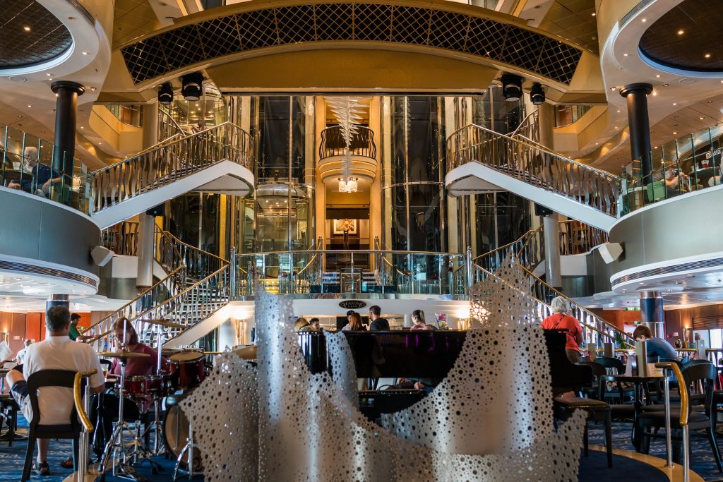 Interno della Norwegian Dawn - Image by <a href="https://pixabay.com/users/michelle_pitzel-165491/?utm_source=link-attribution&utm_medium=referral&utm_campaign=image&utm_content=3266905">Michelle Pitzel</a> from <a href="https://pixabay.com//?utm_source=link-attribution&utm_medium=referral&utm_campaign=image&utm_content=3266905">Pixabay</a>