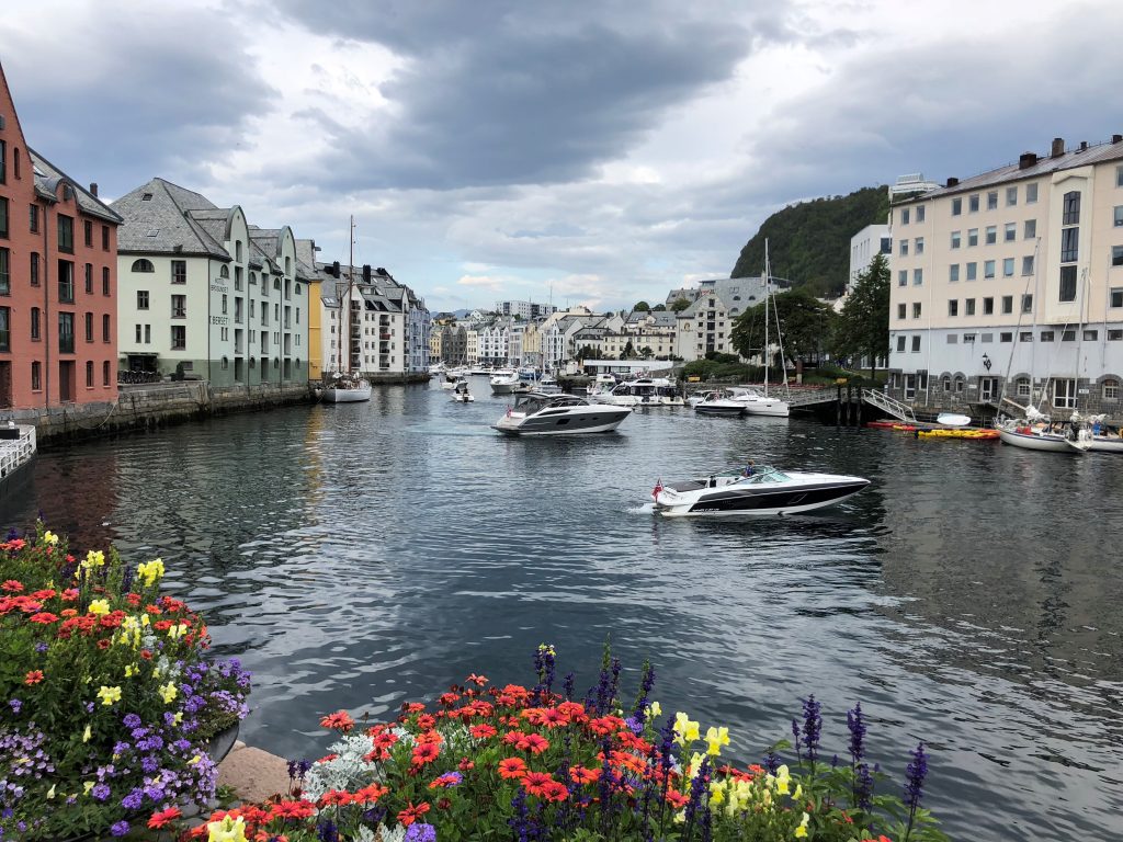 Ålesund By Armaur999 - Own work, CC BY-SA 4.0, https://commons.wikimedia.org/w/index.php?curid=74113204
