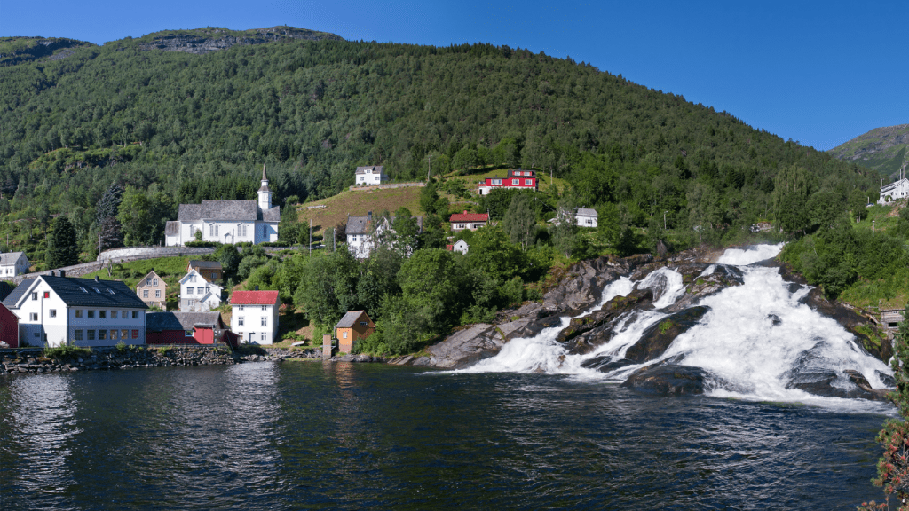 Cascata Hellesyltfossen nel centro di Hellesylt