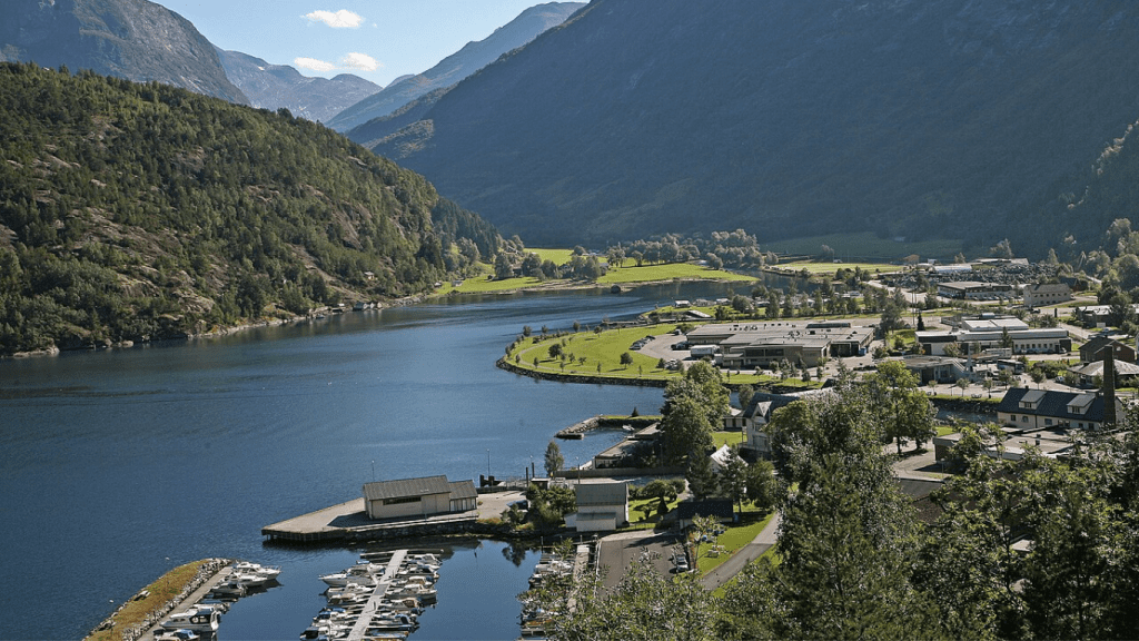 Hellesylt porto crociera visto dal fiordo