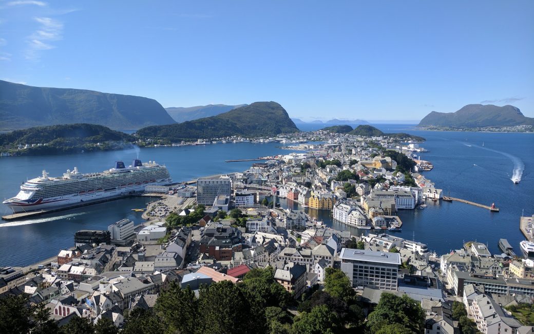 Alesund By Ysgrimor - Own work, CC BY-SA 4.0, https://commons.wikimedia.org/w/index.php?curid=67512622