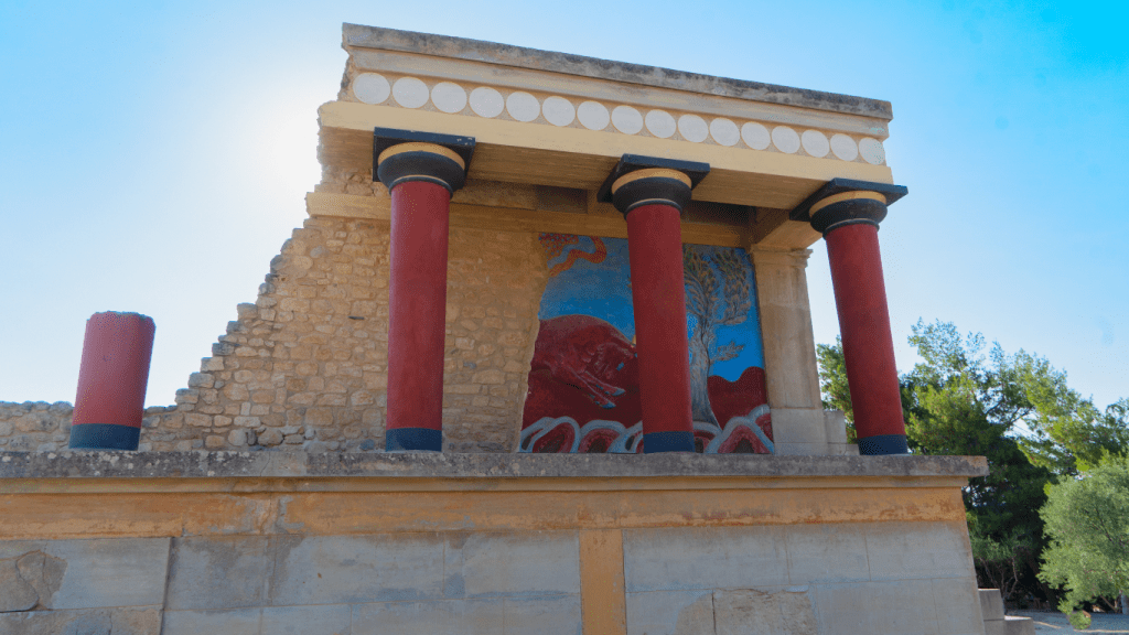 Colonne rosse del Palazzo di Cnosso a Heraklion simbolo della civiltà minoica