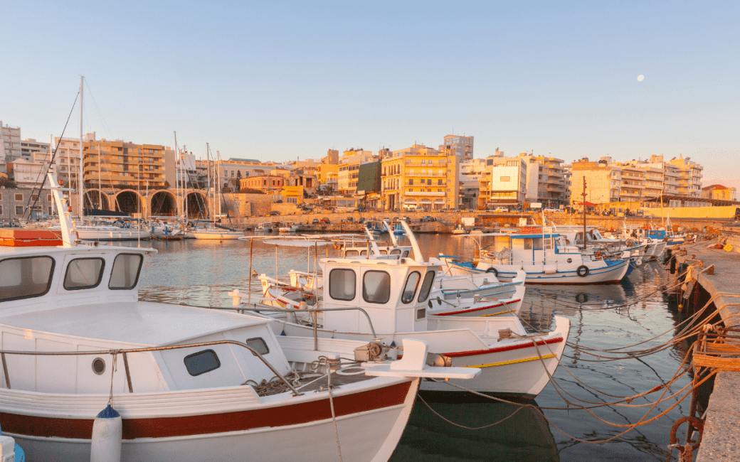 Centro storico di Heraklion visto dal porto con case veneziane e lungomare