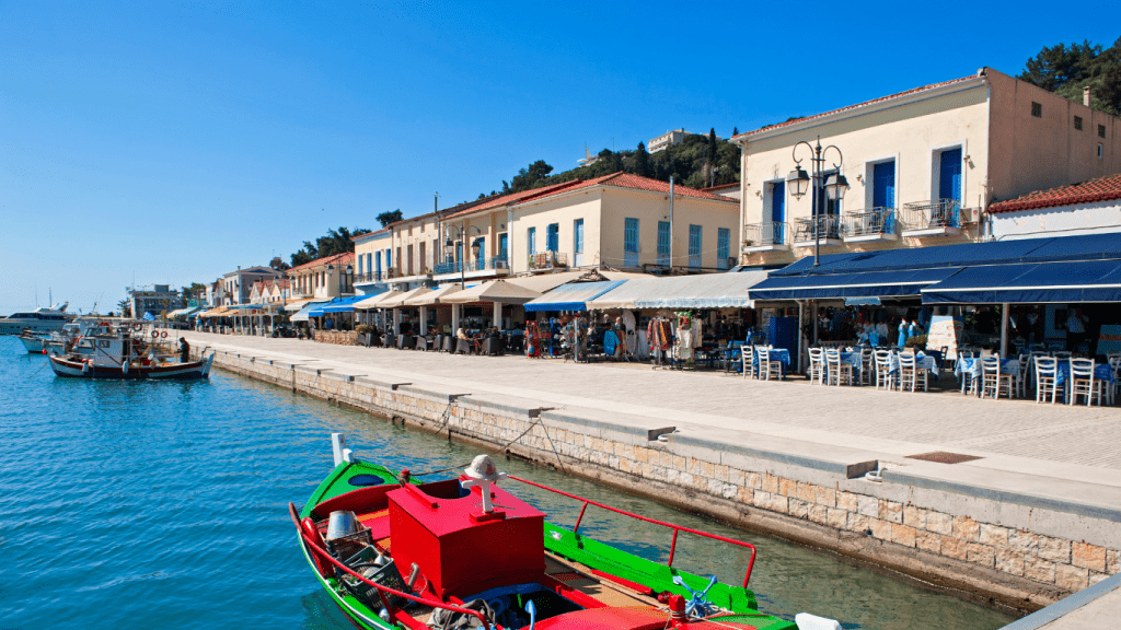 Lungomare con ristoranti a Katakolon