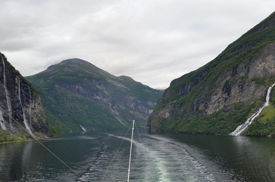 GeirangerFjord con cascate e montagne verdi