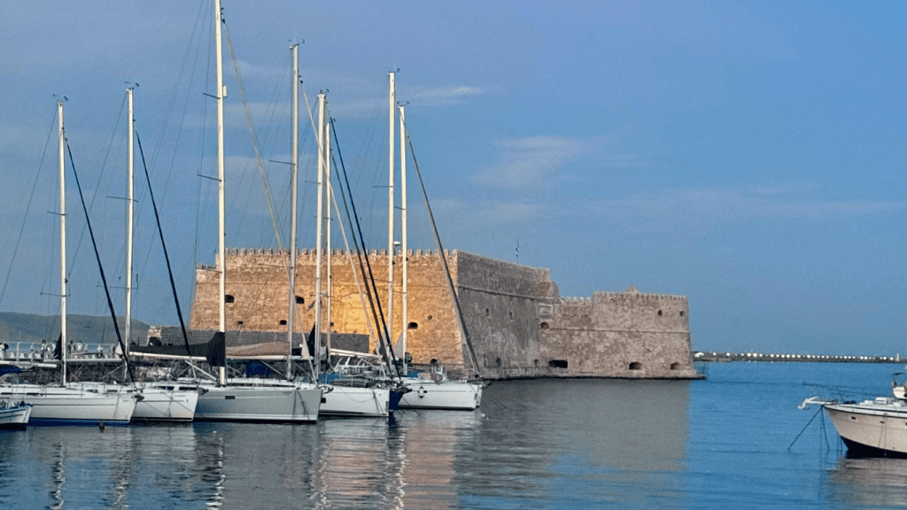 Fortezza veneziana Koules a Heraklion vista dal porto vecchio con mare e mura in pietra