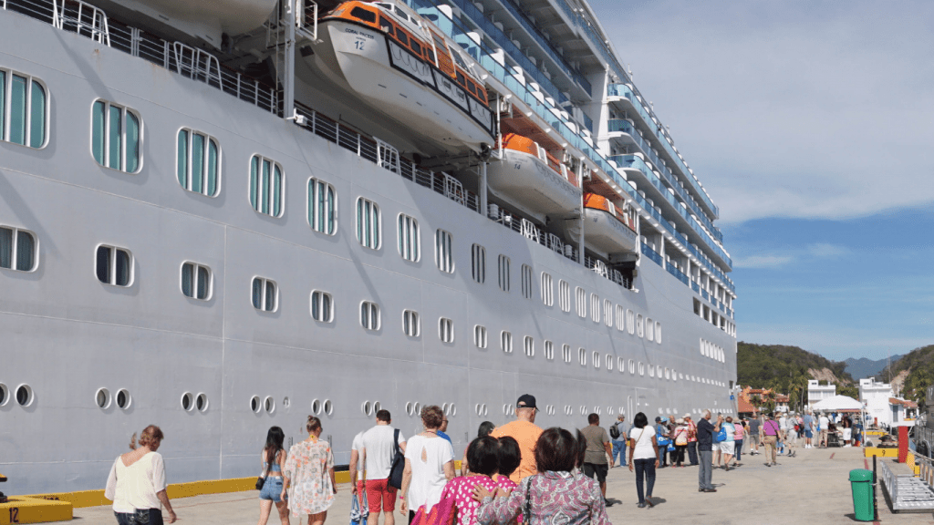 Passeggeri che scendono dalla nave da crociera per un’escursione in porto