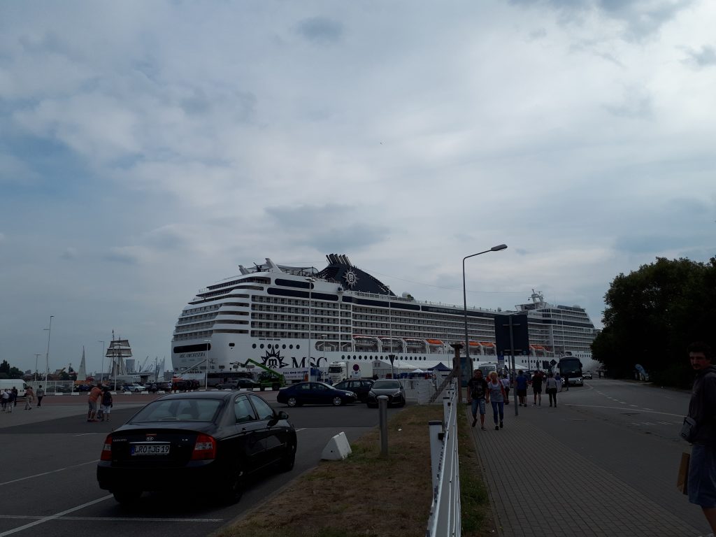 msc orchestra in porto a warnemünde durante una crociera nel mar baltico