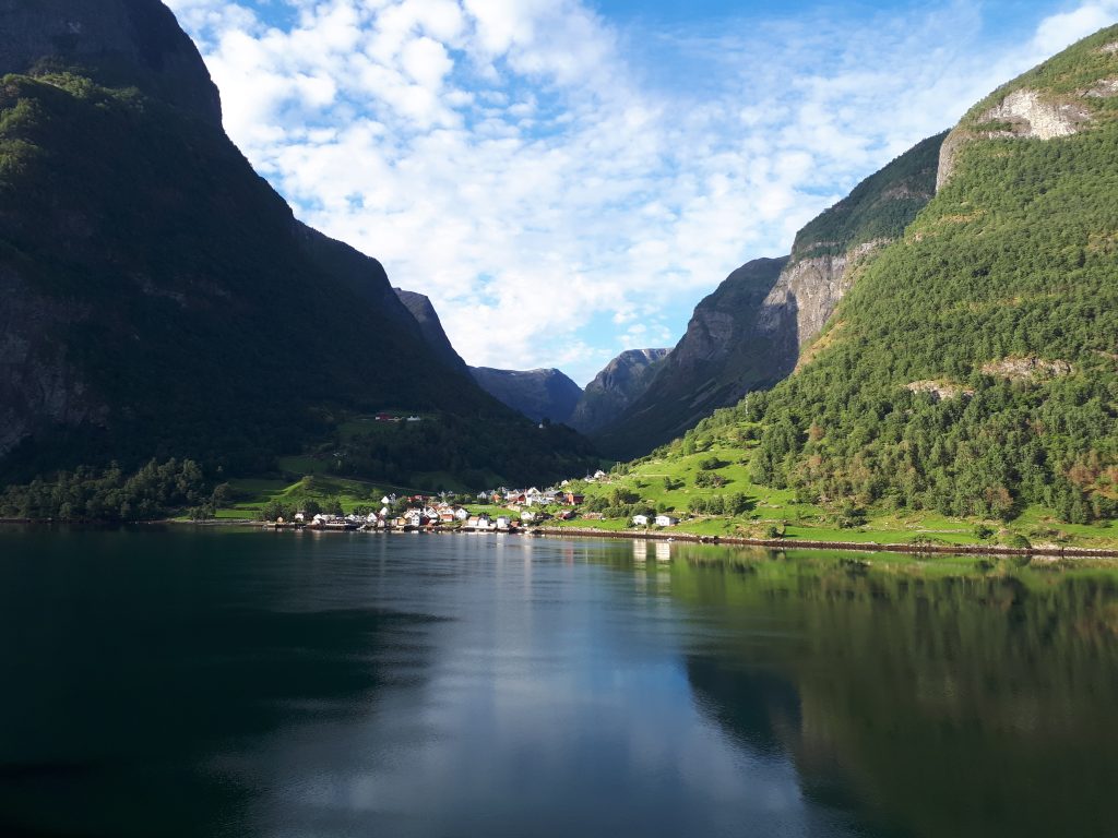 nave da crociera in navigazione nei Fiordi Norvegesi verso il porto di Flåm