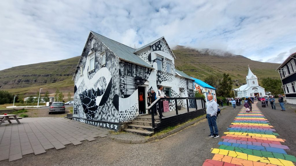 Chiesa Blu e Rainbow Street a Seydisfjordur