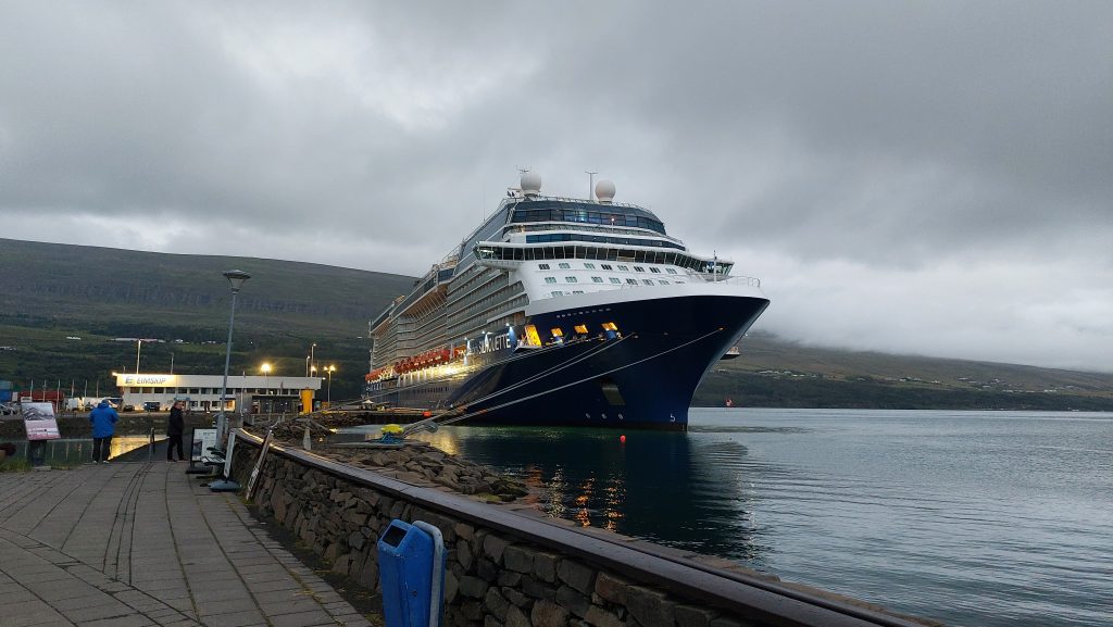 Akureyri vista dal fiordo Eyjafjörður con nave da crociera in porto