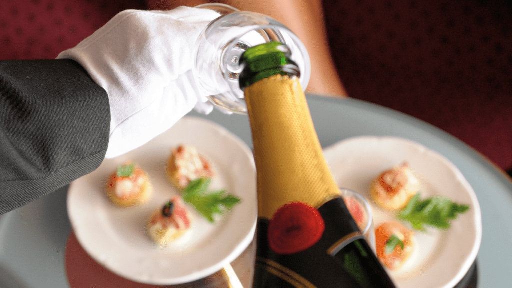 vino servito al ristorante MSC Crociere