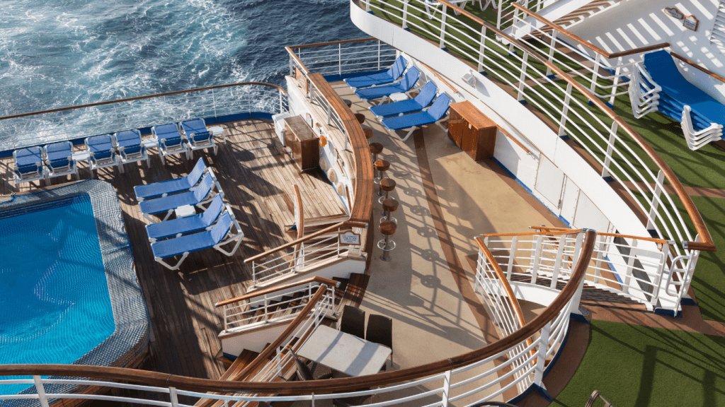 ponte piscina nave da crociera primo giorno pomeriggio